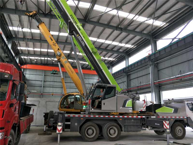 德钦县高空车出租需要注意哪些安全事项？