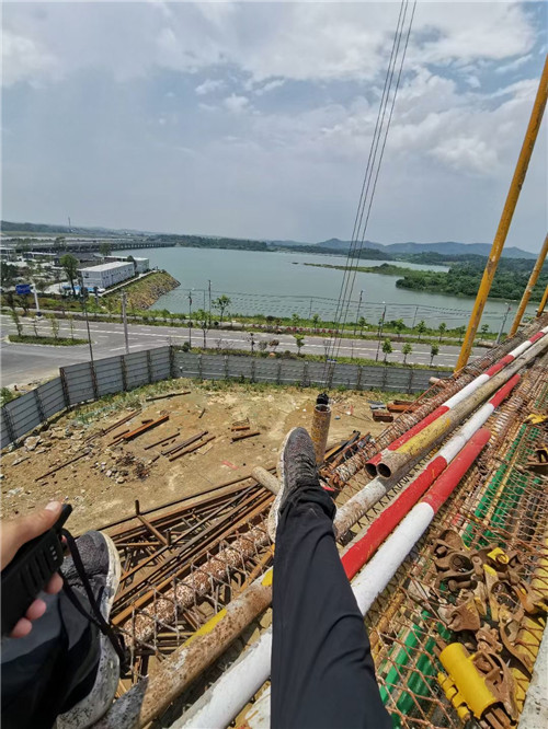 德钦县作业中发生设备损坏或人员意外，责任怎么划分？