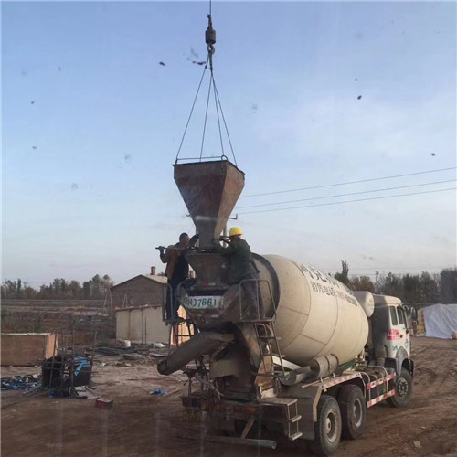 德钦县“精准瞄准”—— 吊车的 “定位导航” 技术