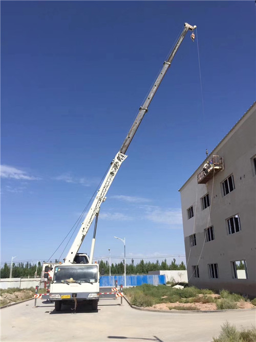 德钦县“轻装强干”—— 吊车的 “轻量化臂架” 技术